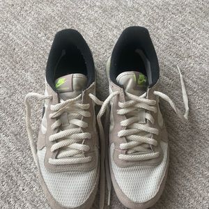 Nike Women’s Internationalist sneakers 8.5
